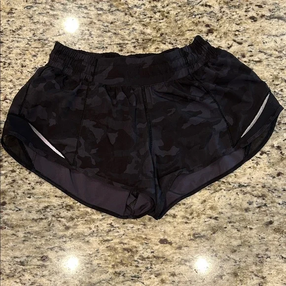 lululemon athletica Black “Hotty Hot” lined running shorts size 6 - Picture 2 of 4